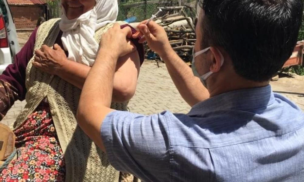 Εμβολιάστηκε πάνω στο γαϊδουράκι της (Βίντεο)